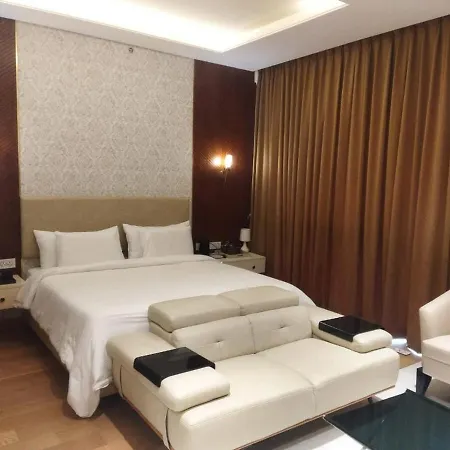 Luxury Suite - Leela Residences